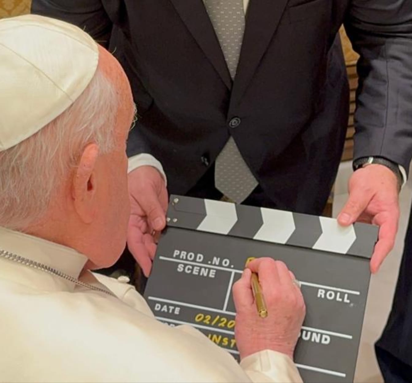 Pope Francis signs the CONVERTITEVI clapperboard