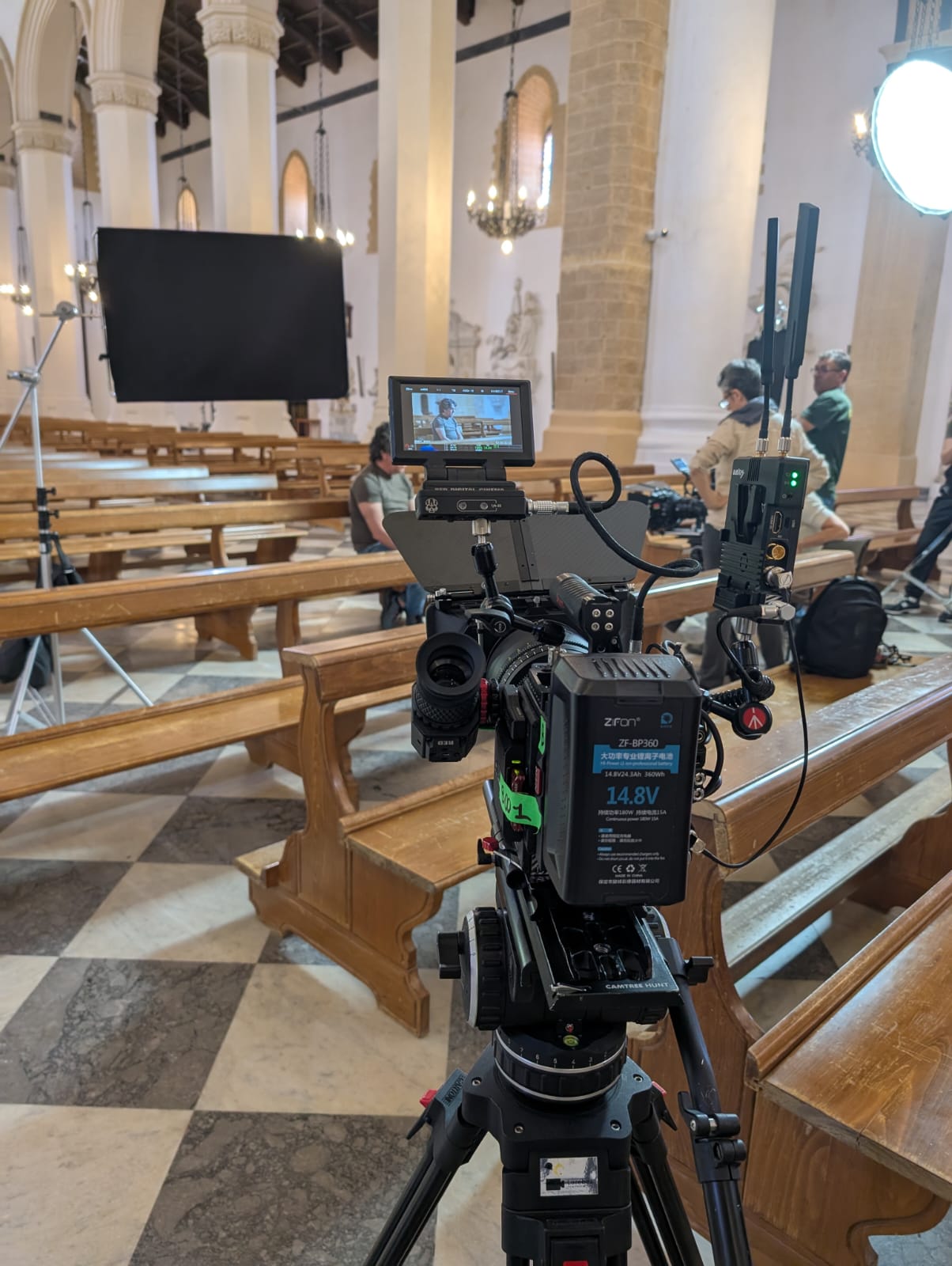 Camera on the set of CONVERTITEVI